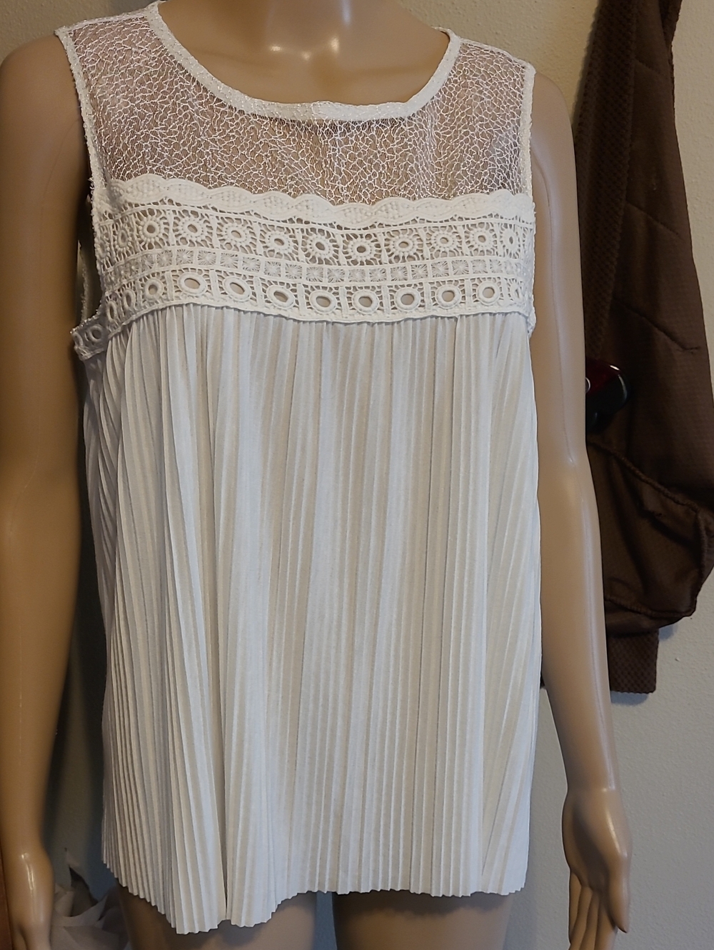 White Lacey Pleated Sleeveless Top. Size Medium